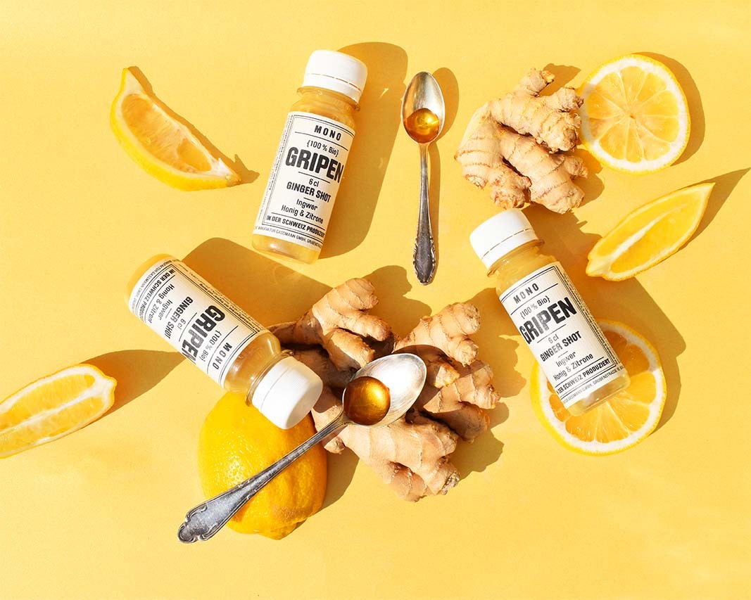 MONO Gripen Shot vor gelben Hintergrund mit Ingwer, Honig und Zitrone