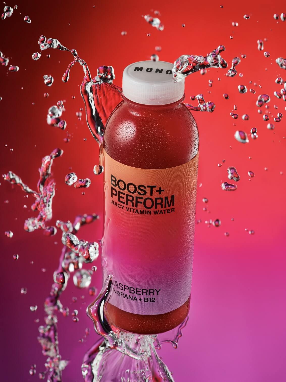 MONO Juicy Vitaminwater BOOST + FOCUS vor einem  rot-violetten Hintergrund