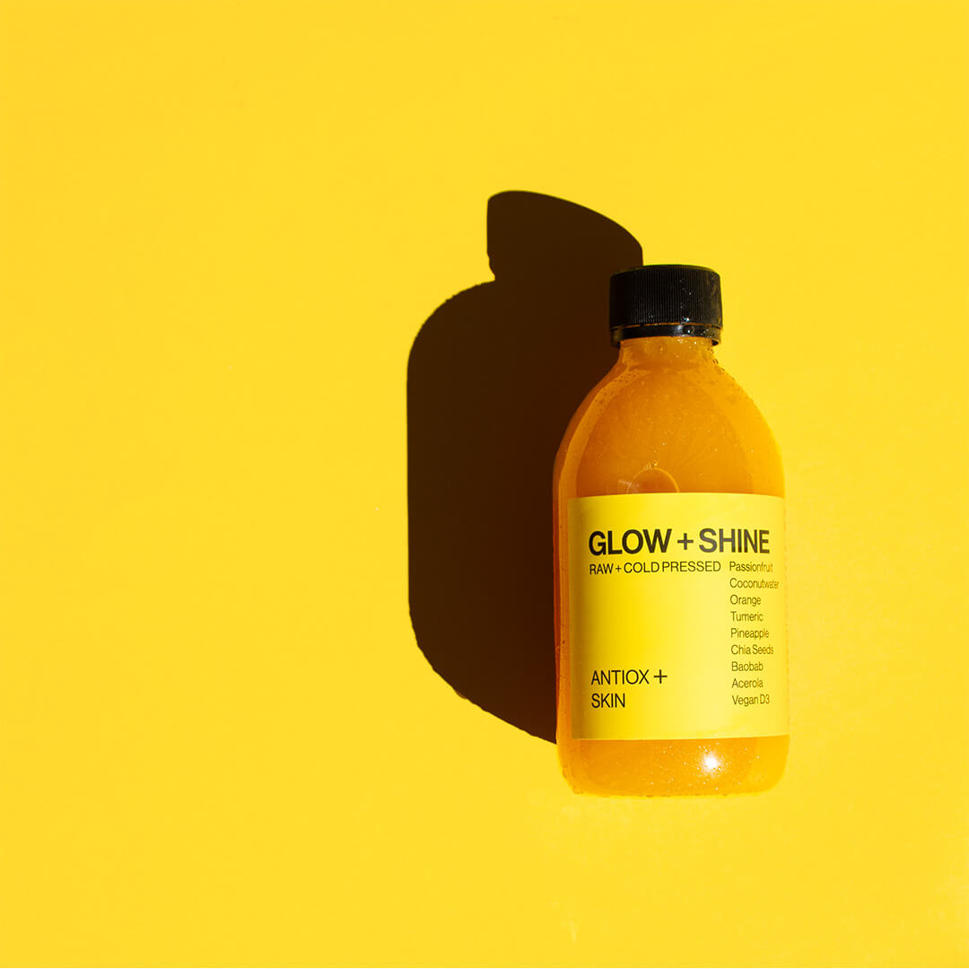 MONO Vitaminjuice Glow + Shine vor gelben Hintergrund (mobile)
