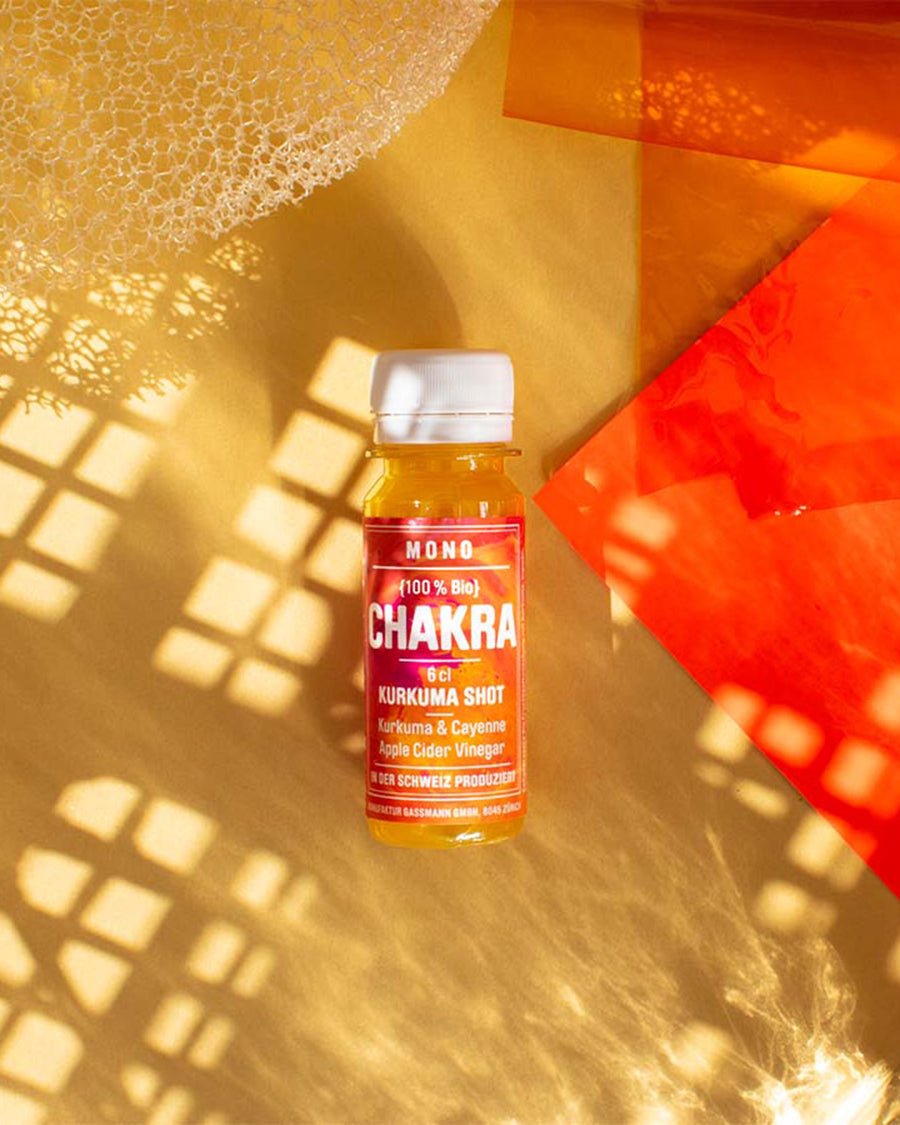 MONO Vitaminshot Chakra vor gelben Hintergrund mit Schatten