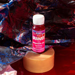 MONO Vitaminshot Granate vor roten Hintergrund 