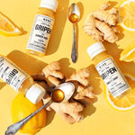 MONO Gripen Shot vor gelben Hintergrund mit Zitronen, Ingwer und Honig